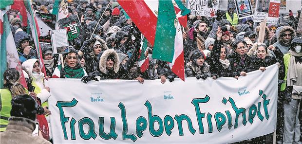 Wenn die medizinische Versorgung von Verletzten mit Verhaftungen endet Demonstrationen gegen das iranische Regime auch in Deutschland, z.B. in Berlin am 22.10.22 mit ca. 80.000 Teilnehmern.