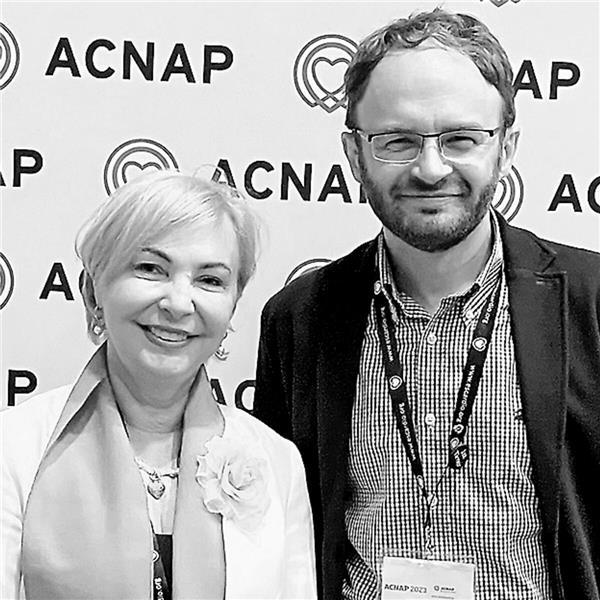 Internationaler Austausch für Pflege- und Assistenzpersonal Die ACNAP-Präsidentin Frau Prof. Izabella Uchmanowicz (2022–2024) zusammen mit dem Autor.