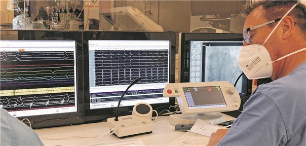 Fachassistenz Spezielle Rhythmologie Die Assistenz und das selbstständige Arbeiten im EP-Labor, auch bei Implantationen von aktiven Herzimplantaten, sind Teil des neuen Curriculums. PD Dr. F. Straube