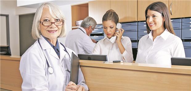 Kardiologie – auf in die Praxis Die Niederlassung kann für Kardiologinnen eine vielseitige und spannende alternative zur Klinik darstellen. (Symbolbild mit Fotomodellen)