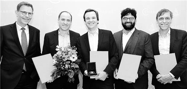 PROM-Alert: Fokus auf Patienten Dr. Jörg Appelhans (l.), Vorstand der Stiftung Charité, mit Max-Rubner-Preisträgern 2023 (v.l.): Prof. Dr. Boldt, Dr. Klapproth, Dr. Hashemi und Prof. Dr. Rose.