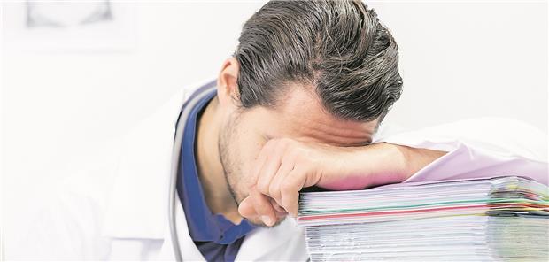 Raus aus dem Arztberuf? Ein Drittel der befragten Mediziner gibt bis zu 4 Stunden tägliche Bürokratiearbeit an.