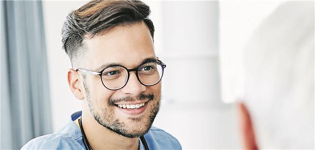 Prävention im Alltag umsetzen Eine Präventionsassistenzkraft berät die Patient*innen hinsichtlich ihres Lebensstils.