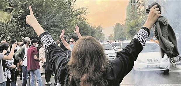 Wenn die medizinische Versorgung von Verletzten mit Verhaftungen endet Eine iranische Frau protestiert in Teheran gegen die Repression des Regimes.