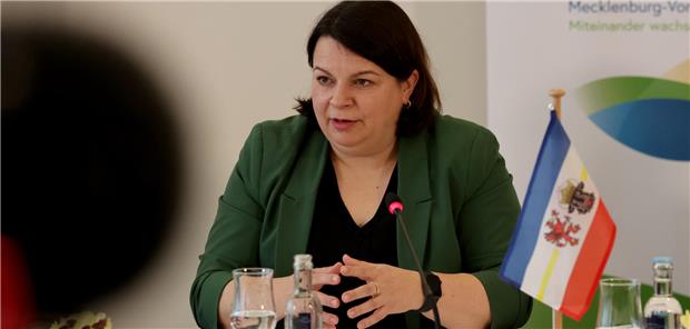 Stefanie Drese vor einem Mikro.