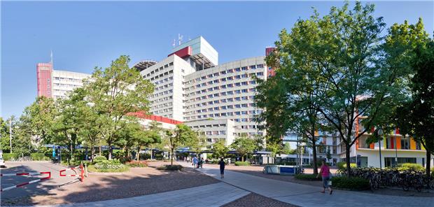 Blick zurück und nach vorn: Augsburger Köpfe Gebäudekomplex des Universitätsklinkums Augsburg, fertiggestellt vor 40 Jahren.