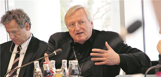 In seinem Element-- Prof. Eckart Fleck, früherer Pressesprecher der DGK, während einer Pressekonferenz im Jahr 2013, links Prof. Armin Welz.