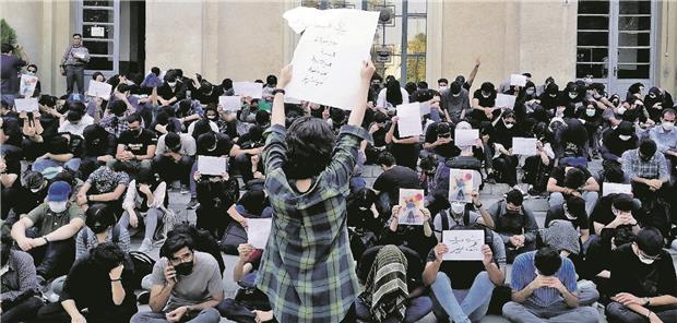Wenn die medizinische Versorgung von Verletzten mit Verhaftungen endet Iranische Studierende der Al-Zahra-Universität in Teheran protestieren.