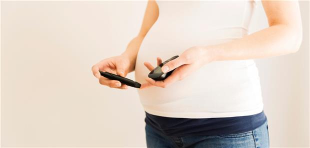 Insulin bei Gestationsdiabetes wohl weiterhin Goldstandard Schwangere Frau misst ihren Blutzucker.