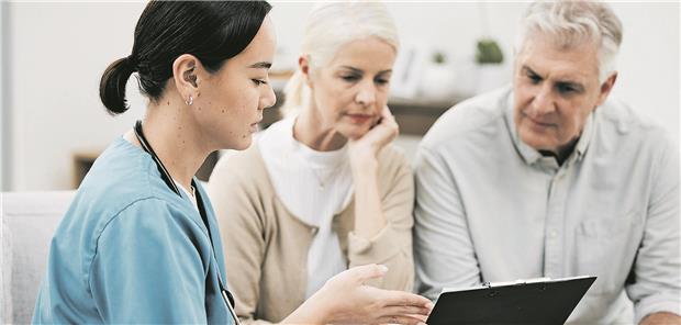 Präventions-Assistenzen helfen, die aktuellen Leitlinien umzusetzen Mehr Zeit für Patienten und deren Fortbildung hat eine Präventions-Assistenz. (Symbolbild mit Fotomodellen)