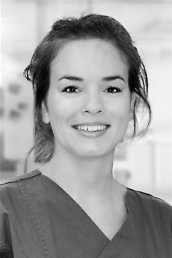 Über den eigenen Tellerrand schauen Nadja Schönfelder, leitende Schwester Hybrid-OP, Leitung HKL Mitte, an der Charité , Berlin