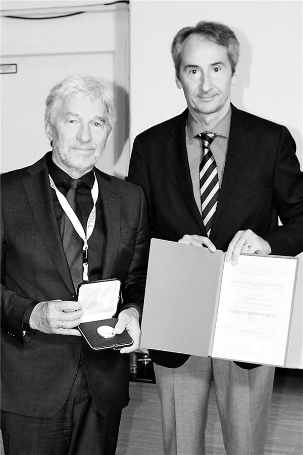 DGPR: neues Präsidium Prof. Dr. phil. Dr. med. habil. Karl-Heinz Ladwig (l.) und der scheidende DGPR-Präsident Prof. Dr. med. Bernhard Schwaab (r.).