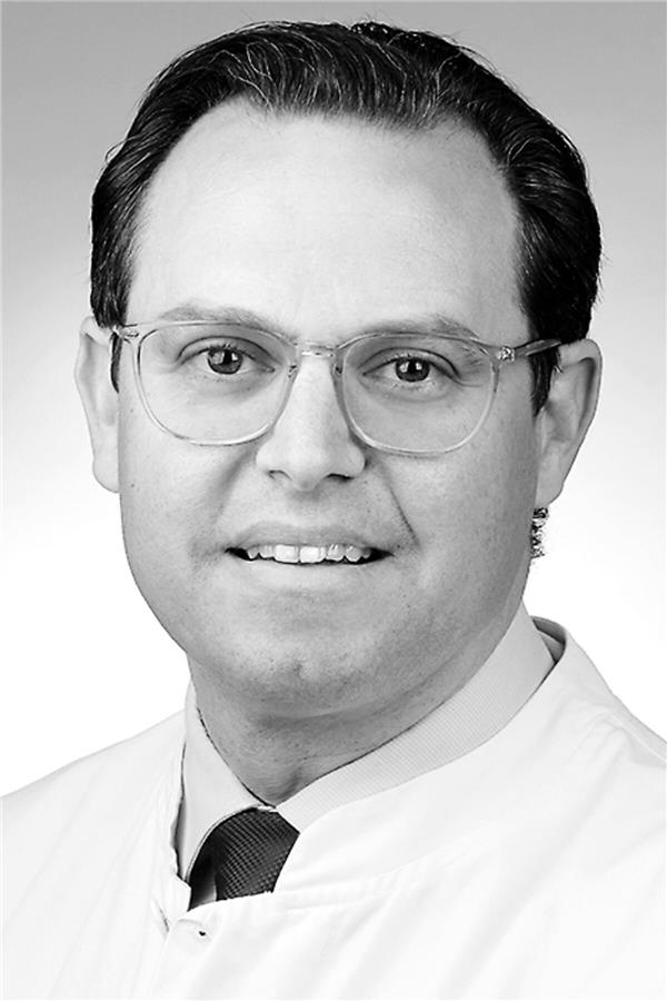 Erkenntnisse aus aktuellen Studien und Registern Prof. Michael Arzt-- ist Professor für Innere Medizin, Schlaf- und Beatmungsmedizin am Universitätsklinikum Regensburg und leitet dort das Schlafmedizinische Zentrum. Uniklinik Regensburg