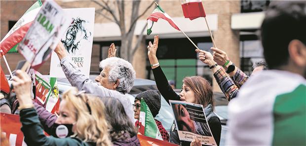 Iran – wenn medizinische Hilfe zum Verhängnis wird Proteste anlässlich der Vergiftungen der Schülerinnen.