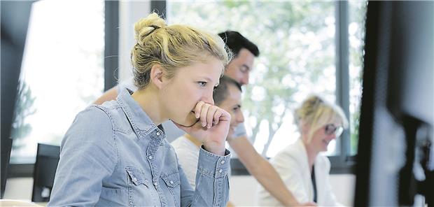 Trotz Studienflut den Überblick behalten Publikationen-- Mitder richtigen Strategieden Überblick behalten!auremar/stock.adobe.com (Symbolbild mit Fotomodellen)