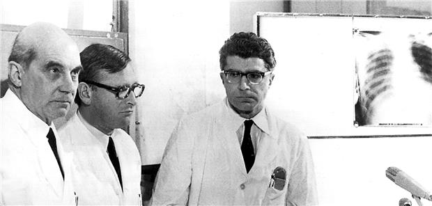 Zehn „Herz-Fragen“ an Professor Erland Erdmann Rudolf Zenker (l), Werner Rudolph (m) und Werner Klinner (r) bestätigen vor Journalisten, dass am 13. Februar 1969 die erste Herztransplantation in Deutschland durchgeführt wurde.
