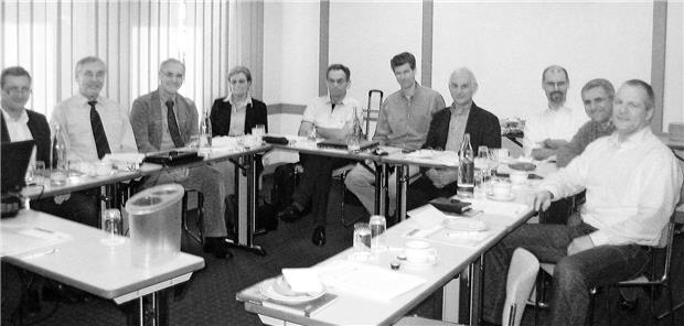 Vorreiter bei der Leitlinienerstellung und auf dem Gebiet der EMAH Sitzung der DGPK-Leitlinienkommission in Frankfurt am Main im April 2010.V.l.n.r: Sven Dittrich, Achim A. Schmaltz (Moderator), Alfred Hager, Angelika Lindinger, Thomas Paul, Peter Ewert, Jochen Weil (Chairman), Jörg Sachweh, Nikolaus Haas, Sikko Henk van der Mei.