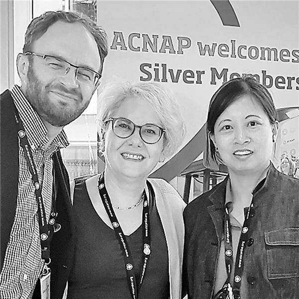 Internationaler Austausch für Pflege- und Assistenzpersonal Spezialistinnen und Spezialisten-- Helen Eftekhari (BANCC-Präsidentin, Mitte) und Fang Feng Ting (Pflegeexpertin APN Herzrhythmusstörungen, rechts).