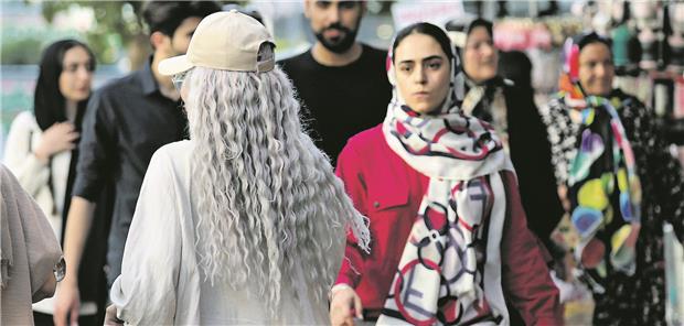 Straßenszene am Tag nach der Ankündigung von Raisi, die Kleiderordnung verschärft durchzusetzen – 1 Monat vor dem Jahrestag des Todes von Mahsa Amini.