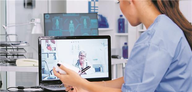 Konkurrenz oder Basis fürs Netzwerken? Telemedizinzentren können die Versorgungsqualität der Patienten steigern. (Symbolbild mit Fotomodell)