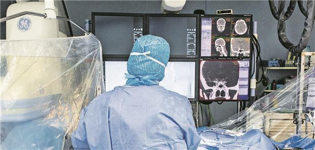Thrombektomie unter zerebraler Angiografie bei einem Schlaganfallpatienten. Burger/Phanie/Science Photo Library