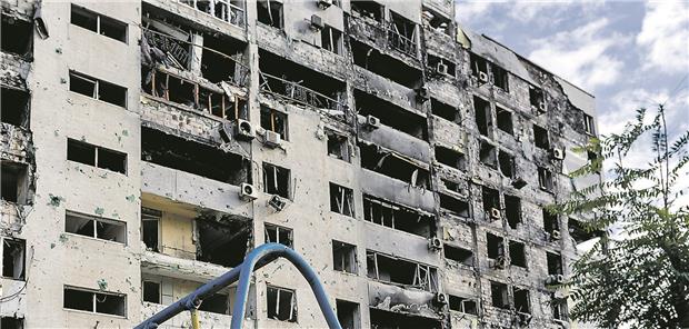 Zerstörtes und verbranntes Haus während des Krieges in der Ukraine.
